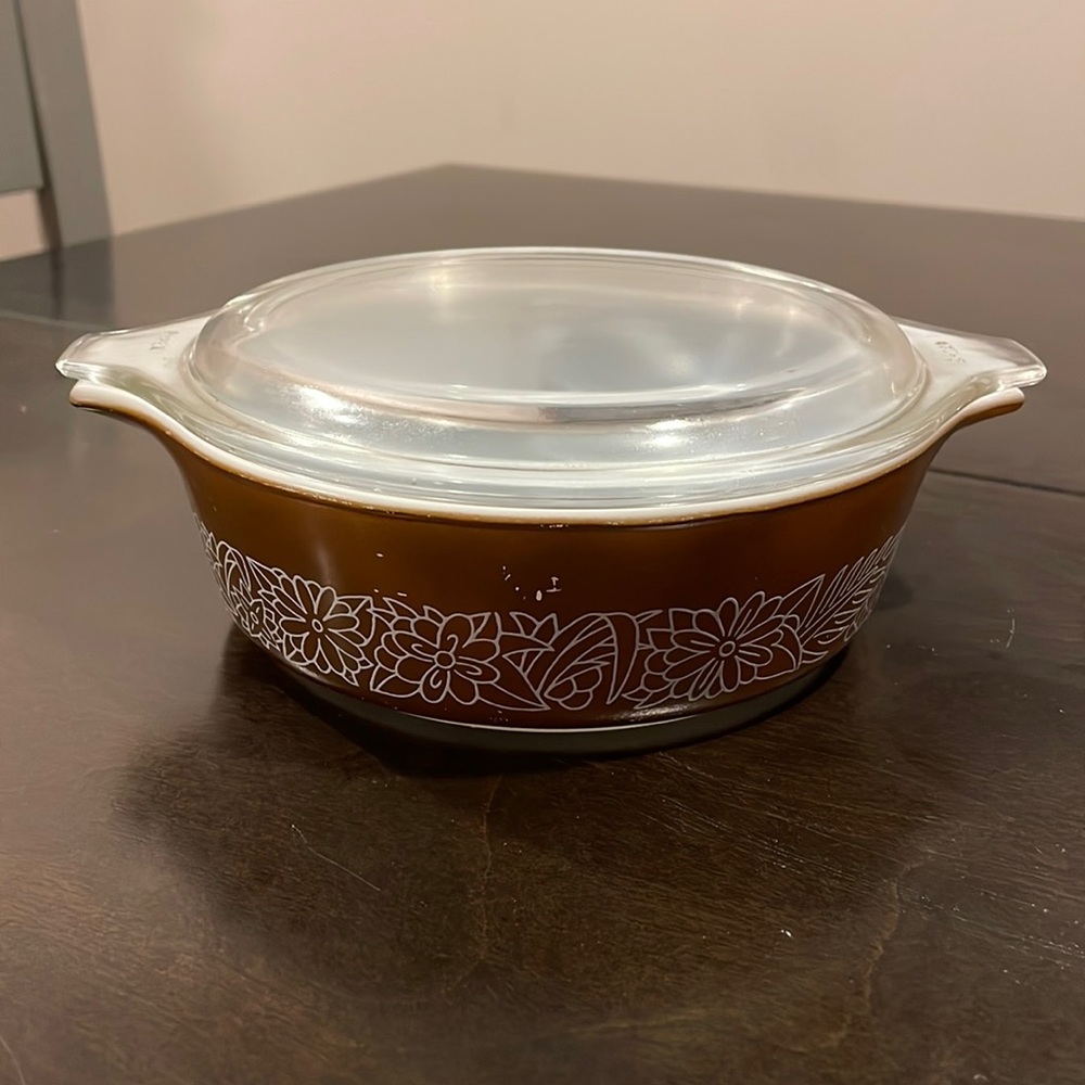 Small Pyrex dish with lid